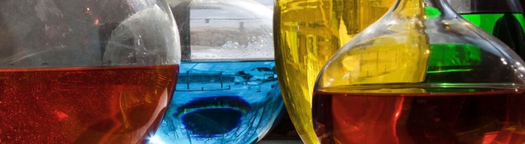 Over Hans Glasses Colorful Liquid Decoration Reflection Window Glass Light Uitsnede 1200x330 1 1024x282